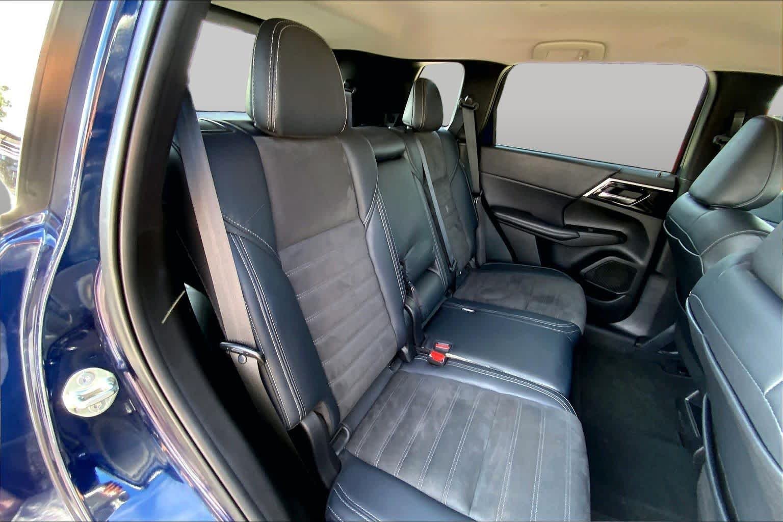 Used 2023 Cosmic Blue Metallic Mitsubishi SE image 19