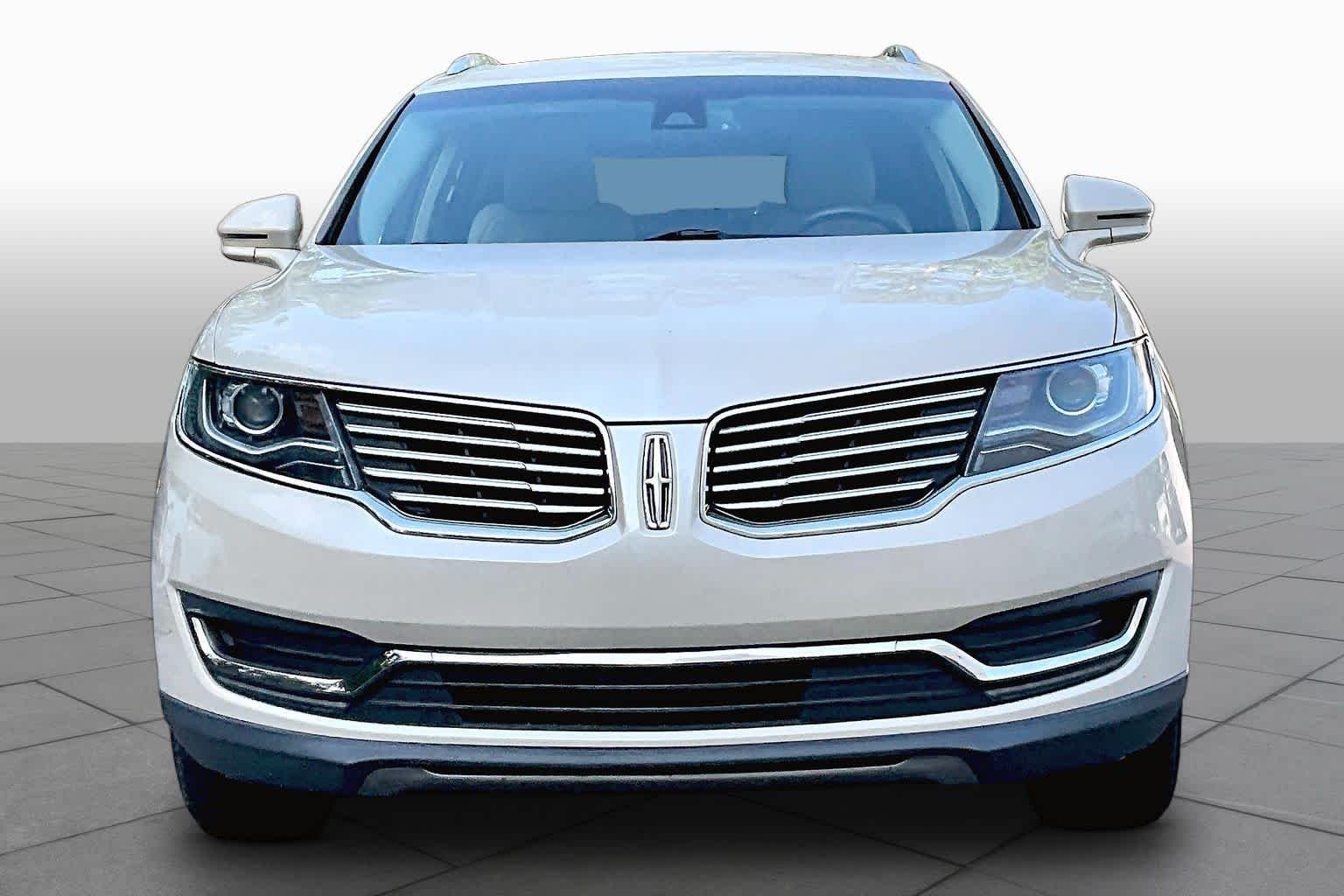 Used 2018 Ivory Pearl Lincoln Select image 4