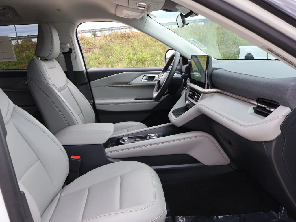 New 2026 Star White Metallic Tri-Coat Ford Active image 9