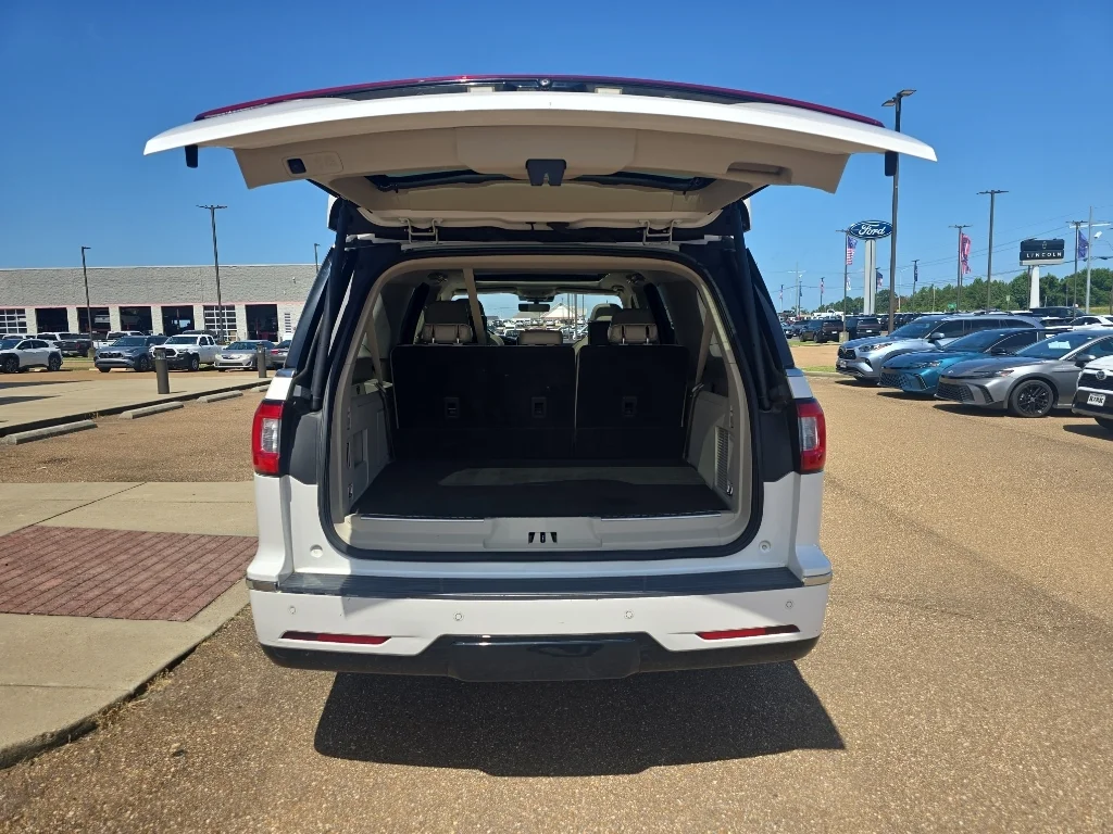 Used 2019 White Platinum Metallic Tri-Coat Lincoln Reserve image 4