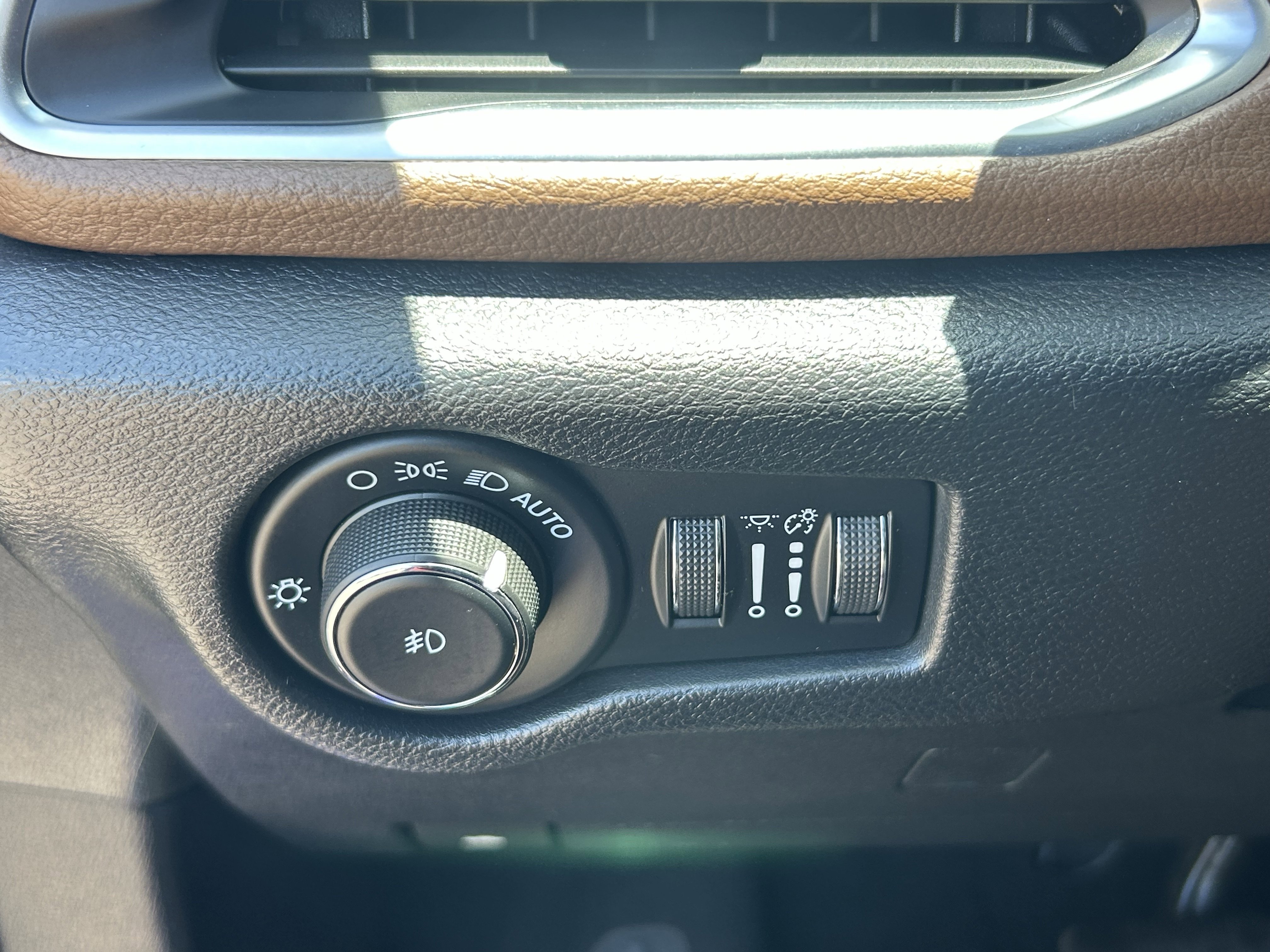 Used 2021 Ocean Blue Metallic Chrysler Hybrid Limited image 32