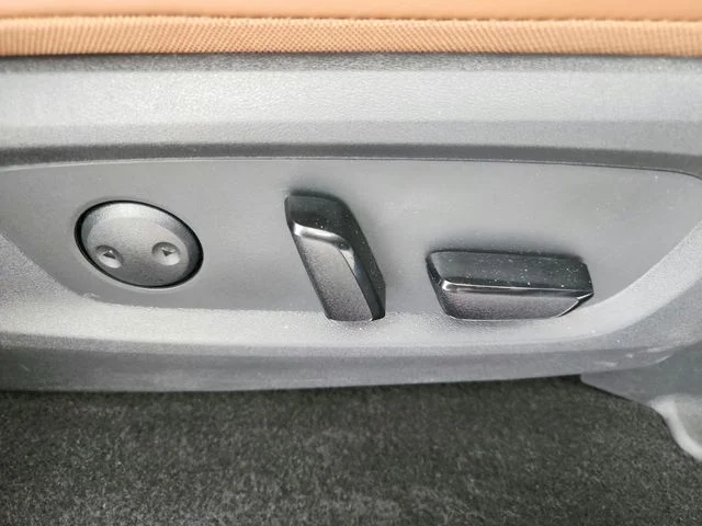Used 2025 Silver Nissan Platinum image 49