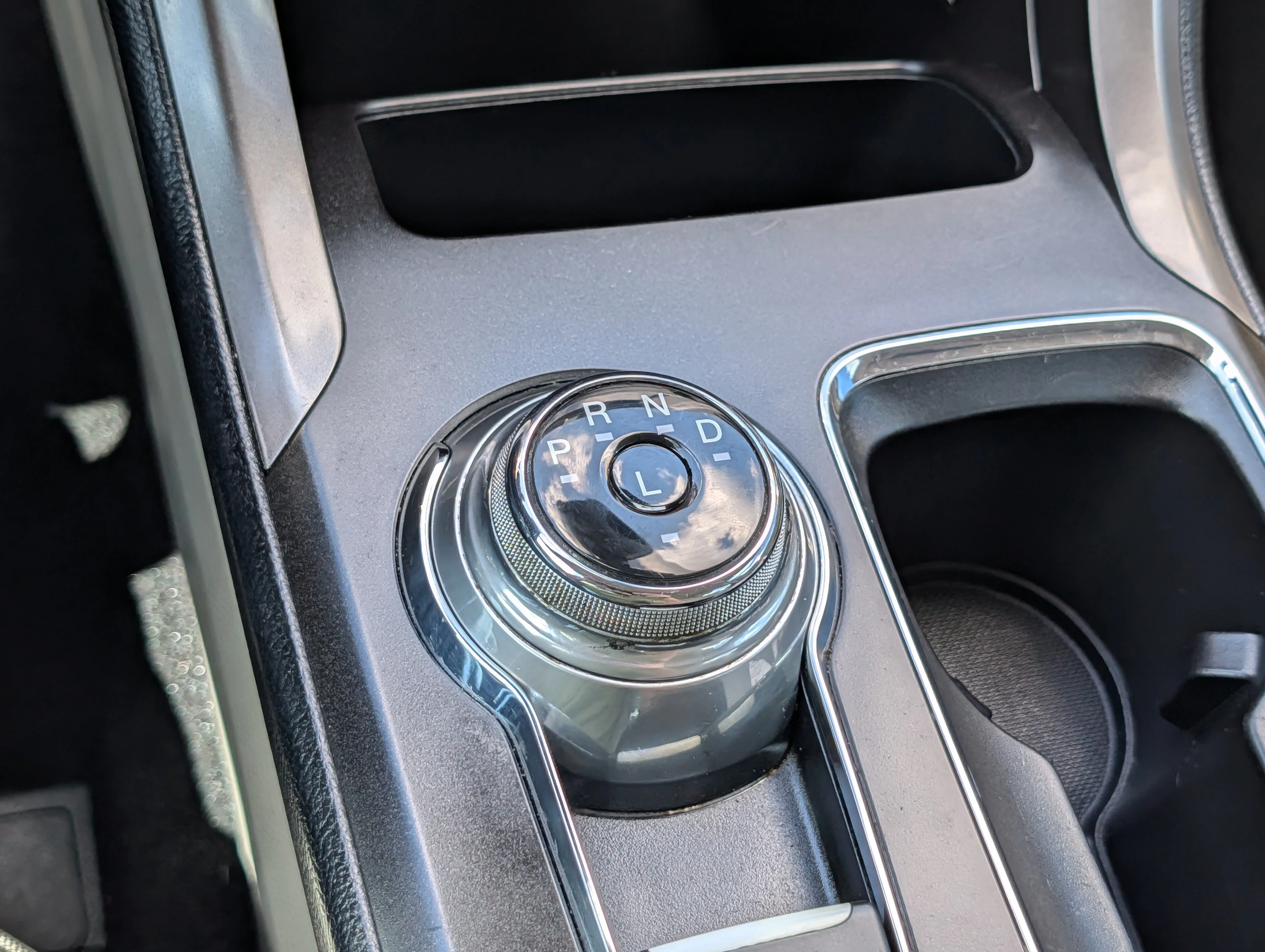 Used 2019 Magnetic Metallic Ford SE image 24