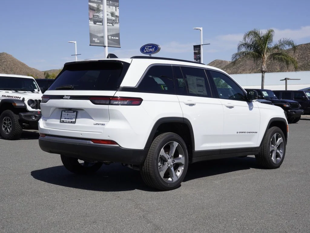 New 2026 Bright White Clear-Coat Exterior Paint Jeep Limited image 3