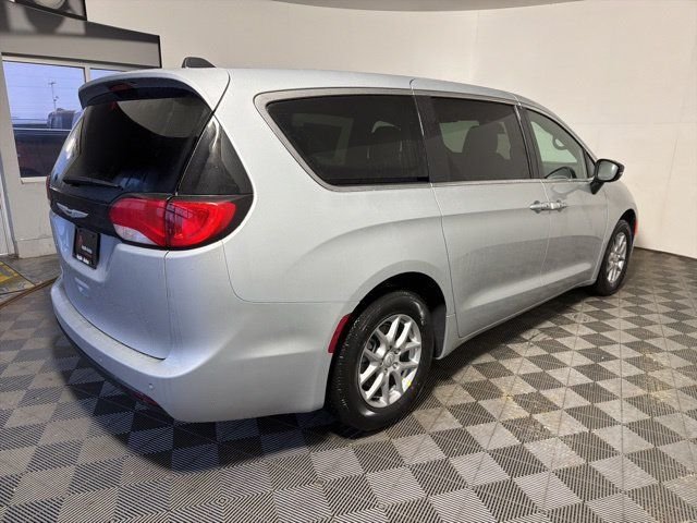 2026 Chrysler Voyager LX - Photo 6