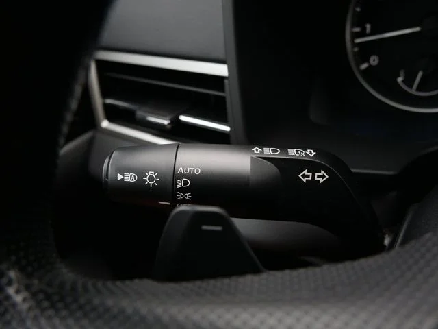 Used 2023 White Diamond Mitsubishi ES image 19