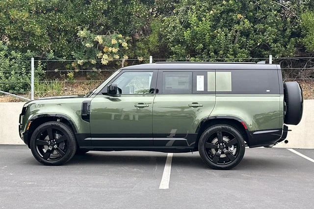 New 2026 Woolstone Green Land Rover X-Dynamic SE image 2