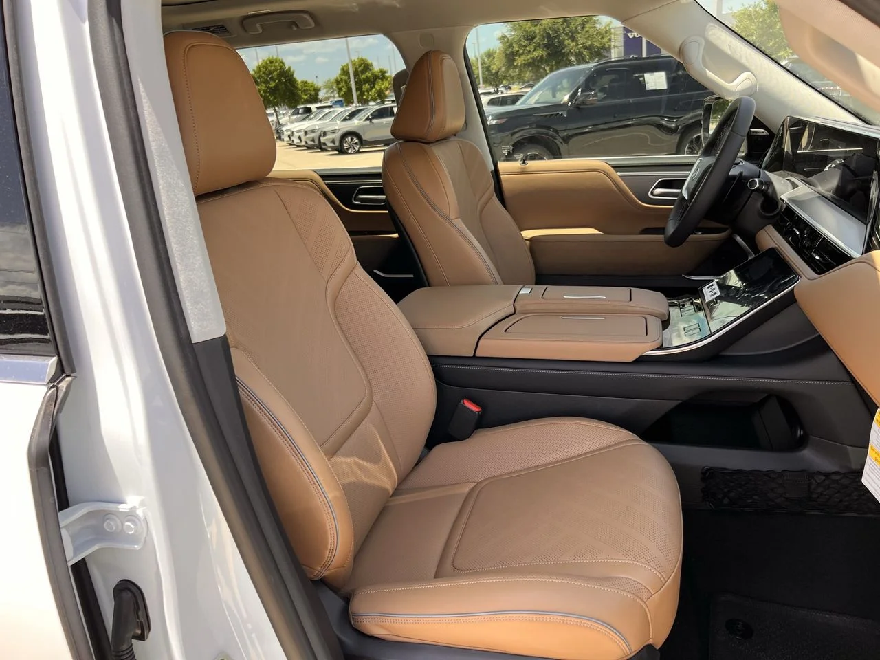 New 2026 Radiant White INFINITI LUXE image 23