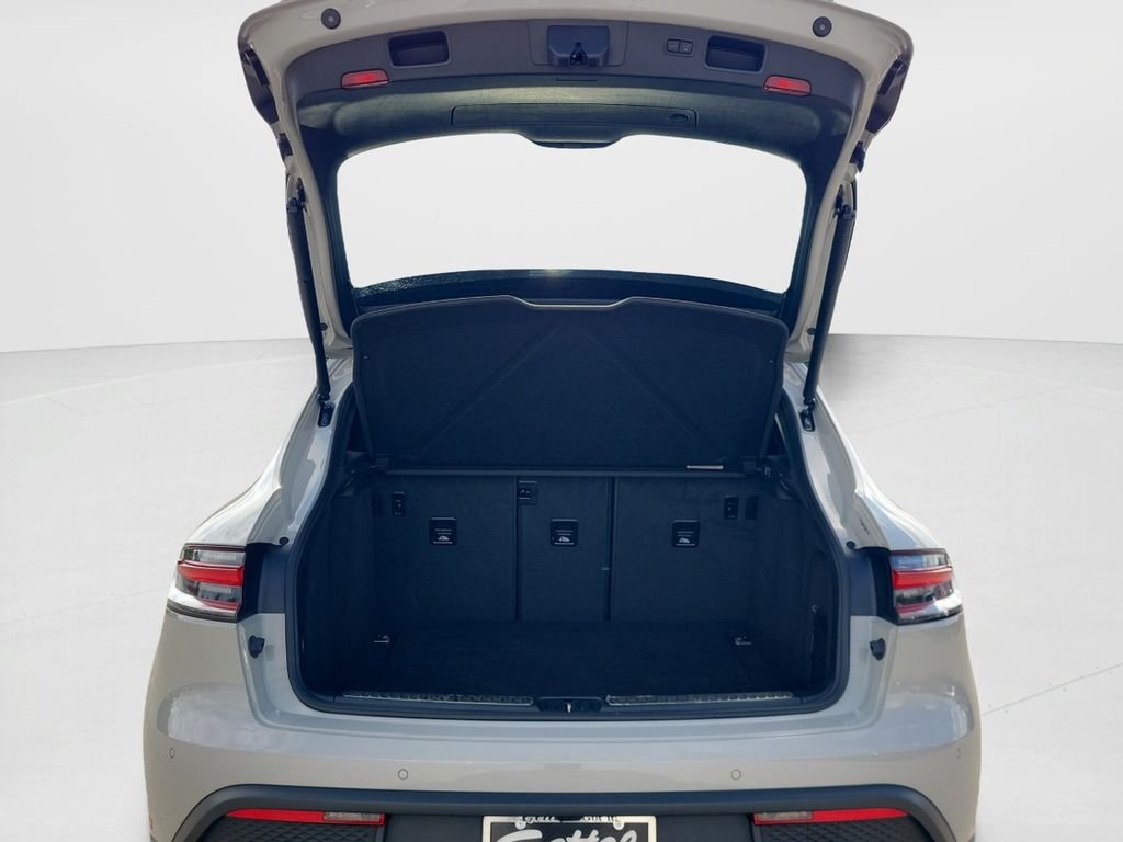 Used 2025  Porsche Base image 25