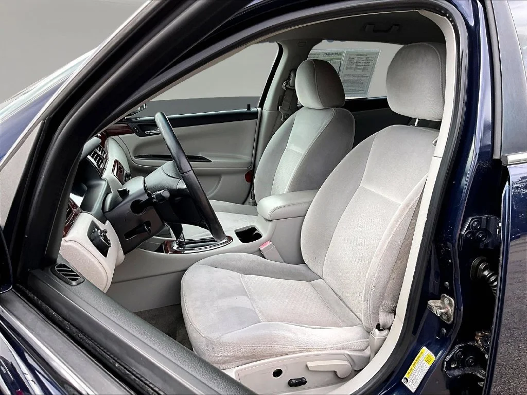 Used 2009 Blue Chevrolet LS image 22
