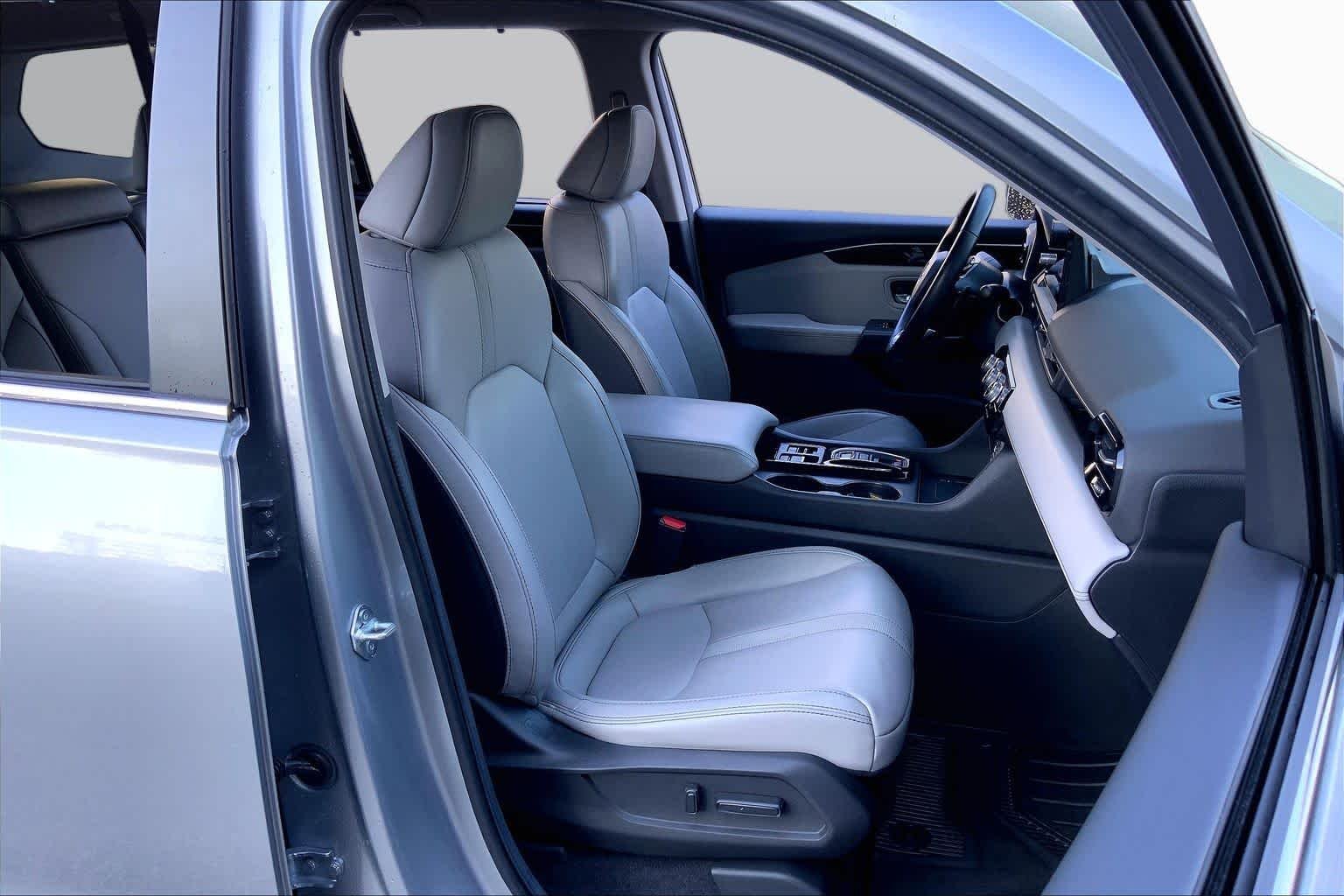 Used 2024 Lunar Silver Metallic Honda EX-L 8 Passenger image 8