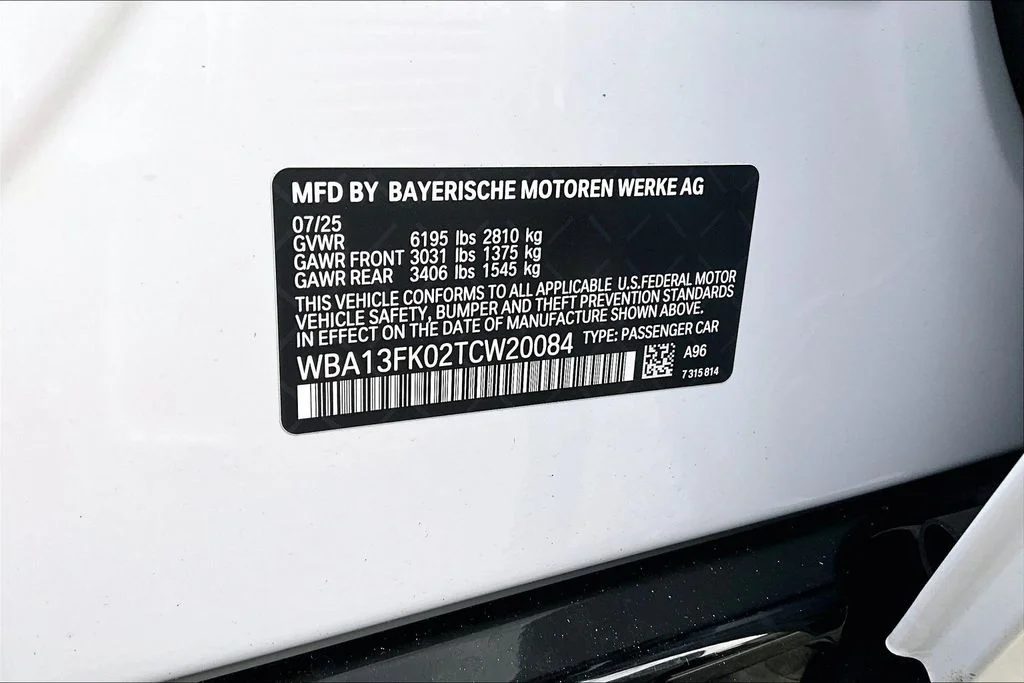 2026 BMW 5 Series 550e - Photo 11