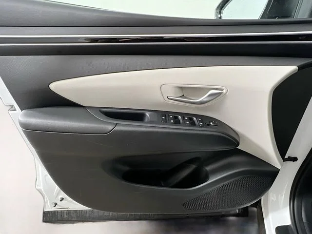 Used 2024 White Hyundai SEL image 31