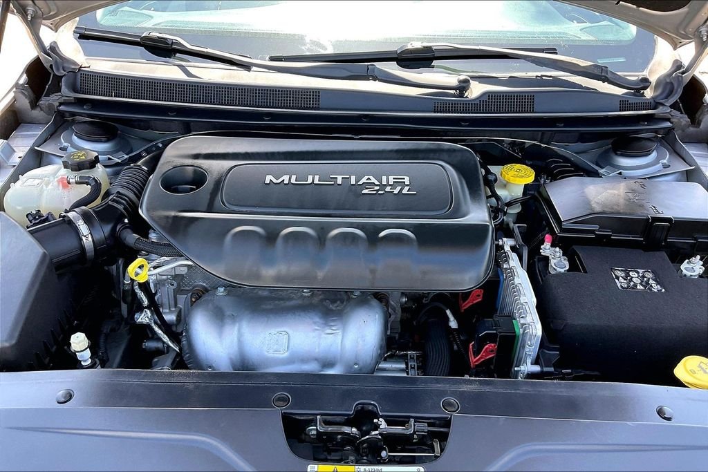 Used 2015 Silver Chrysler Limited image 30