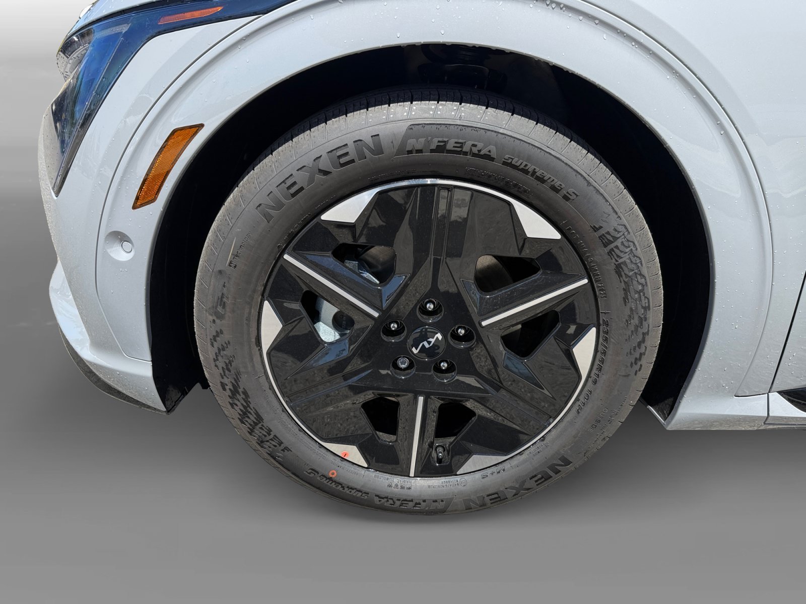 New 2026 Wolf Gray / Black Roof Kia GT-LINE image 9