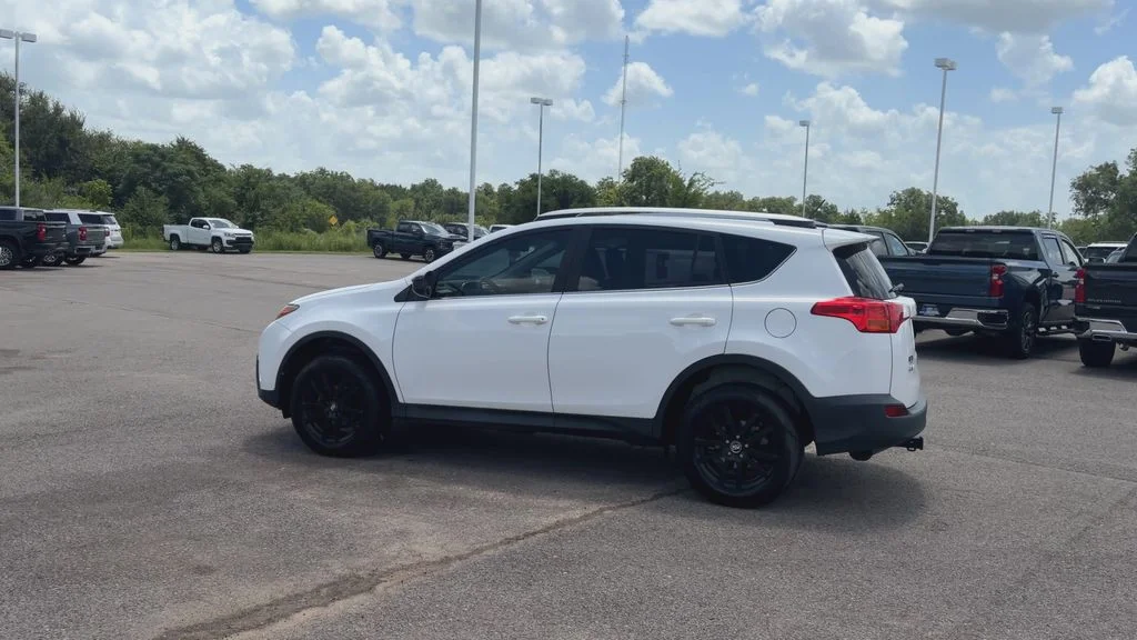 Used 2013 White Toyota LE image 6