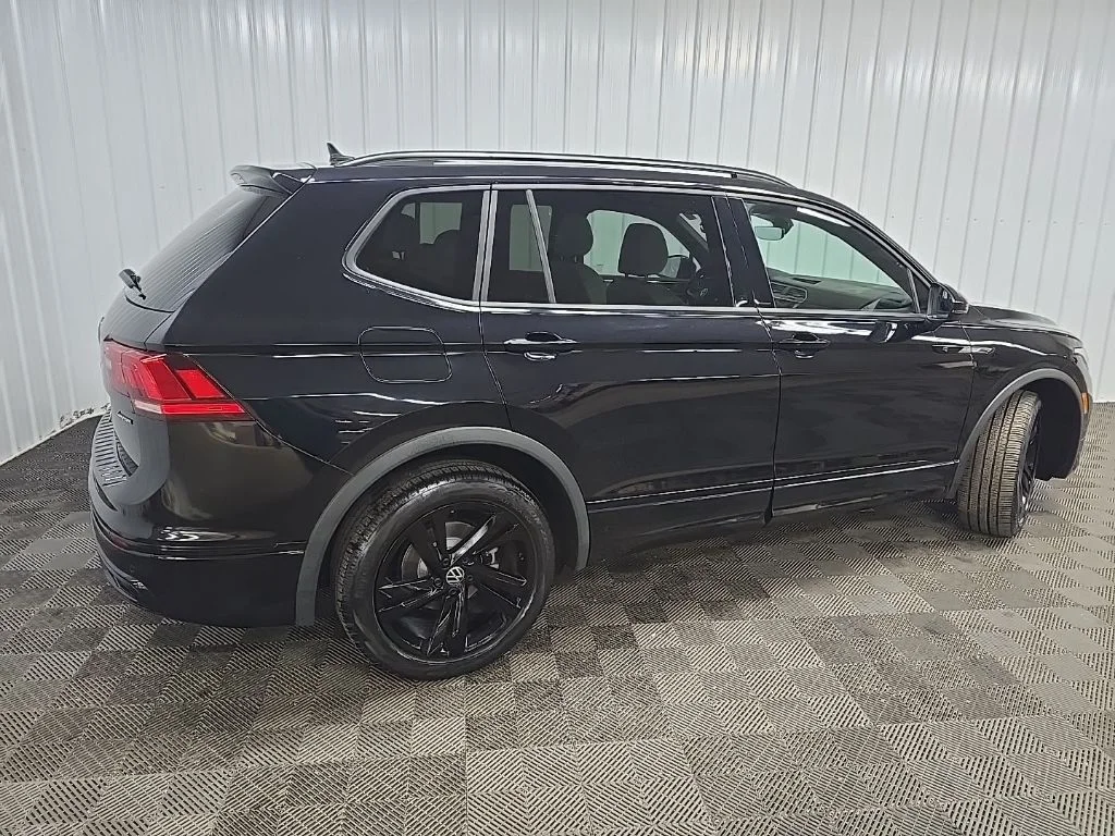 Used 2023 Black Volkswagen 2.0T SE R-Line Black image 3