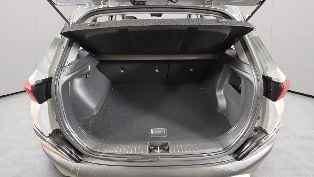 Used 2022 Silver Hyundai SE image 29