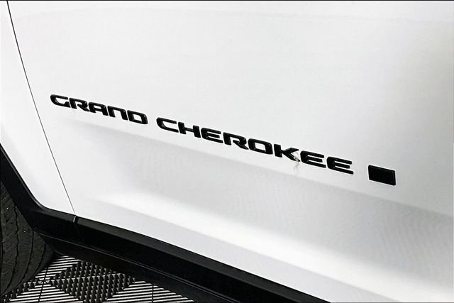 Used 2023 White Jeep Altitude image 23