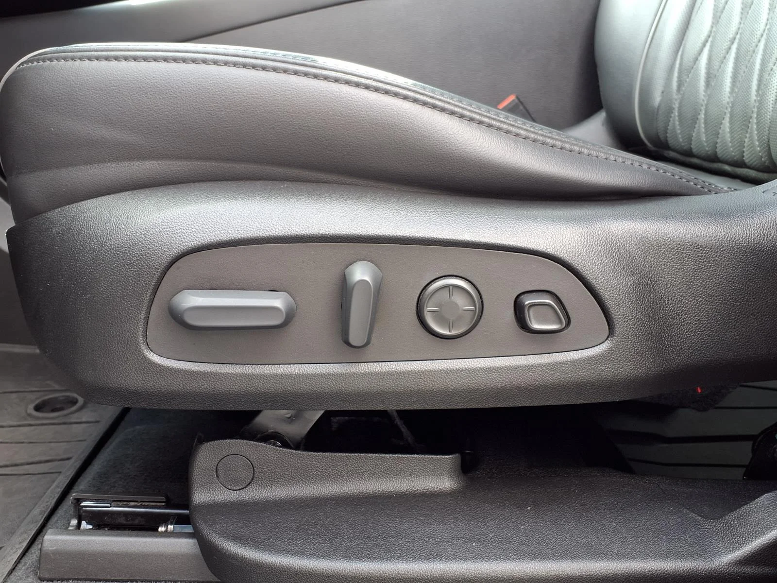 Used 2023 White Buick Avenir image 20