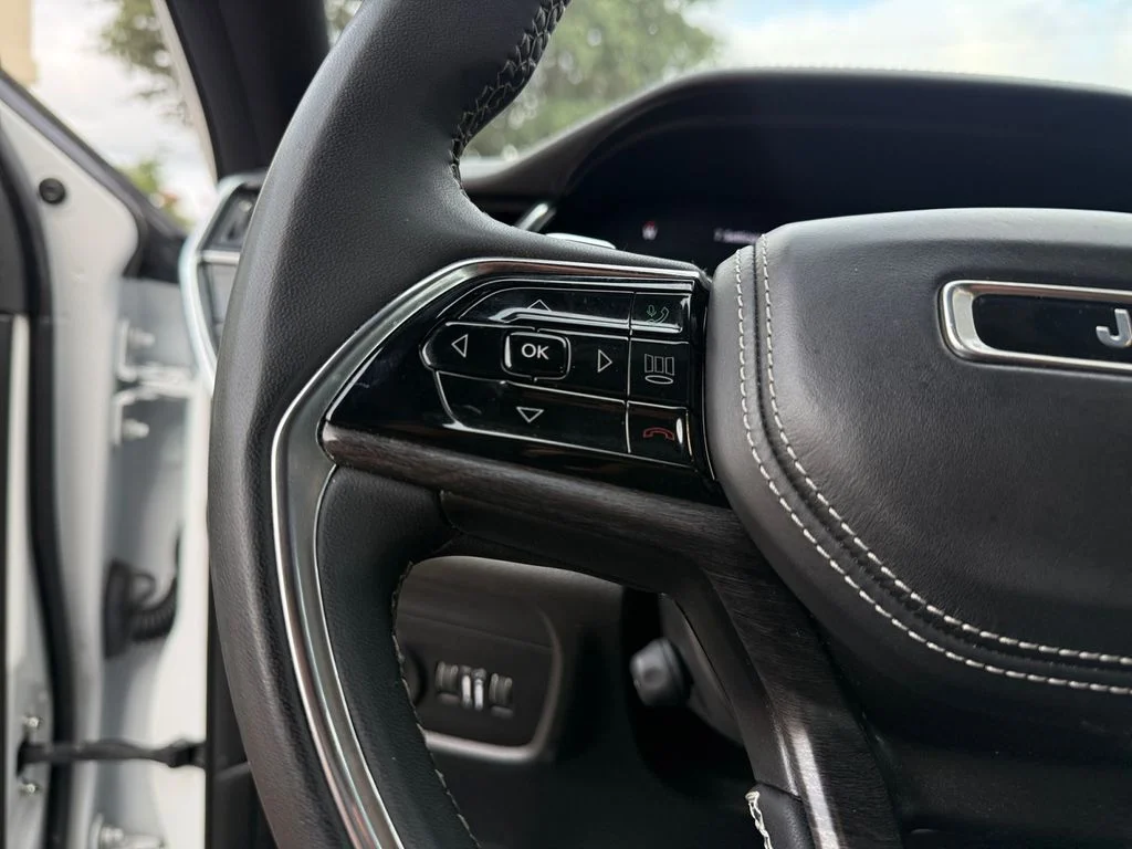 Used 2023 White Jeep Overland image 24