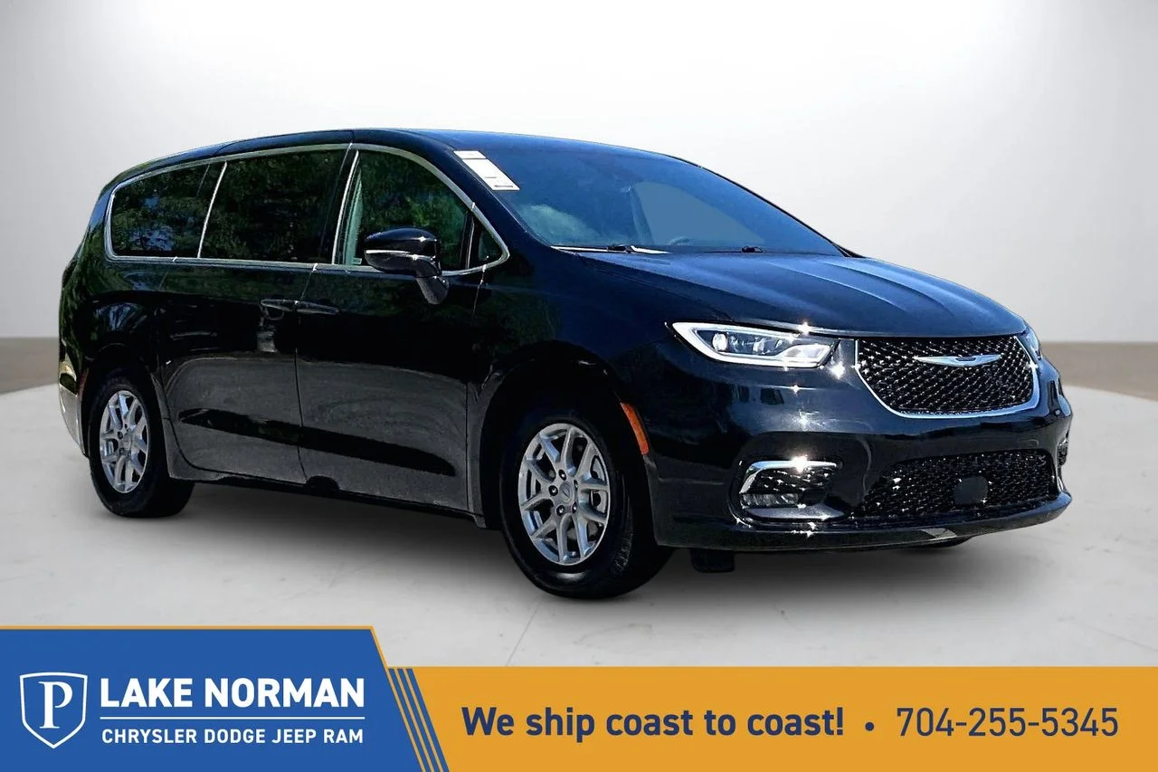 2025 Chrysler Pacifica Select's photo