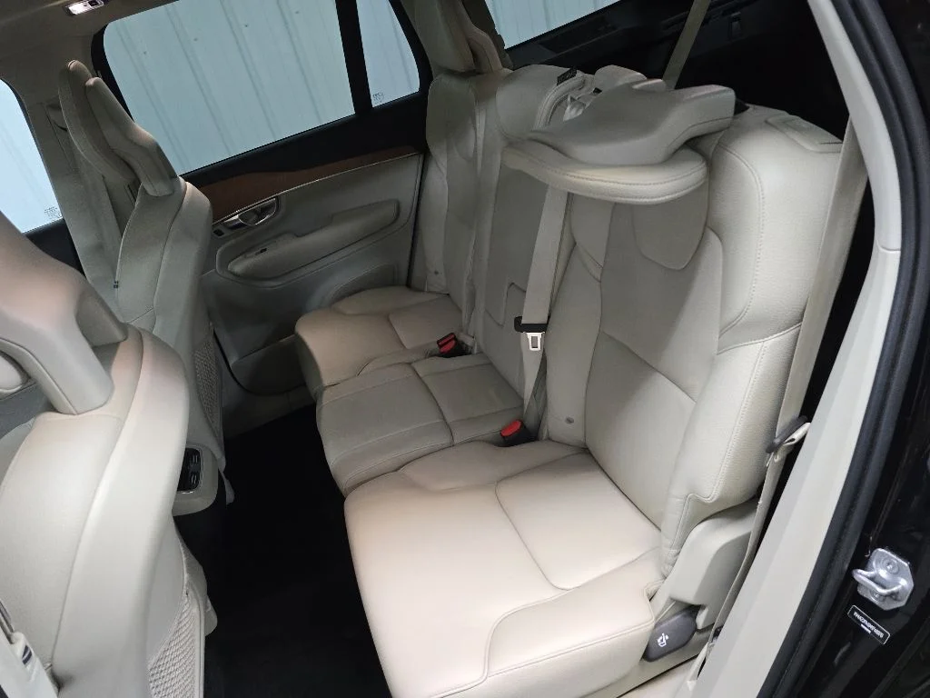 Used 2021 Black Volvo T6 Momentum image 32