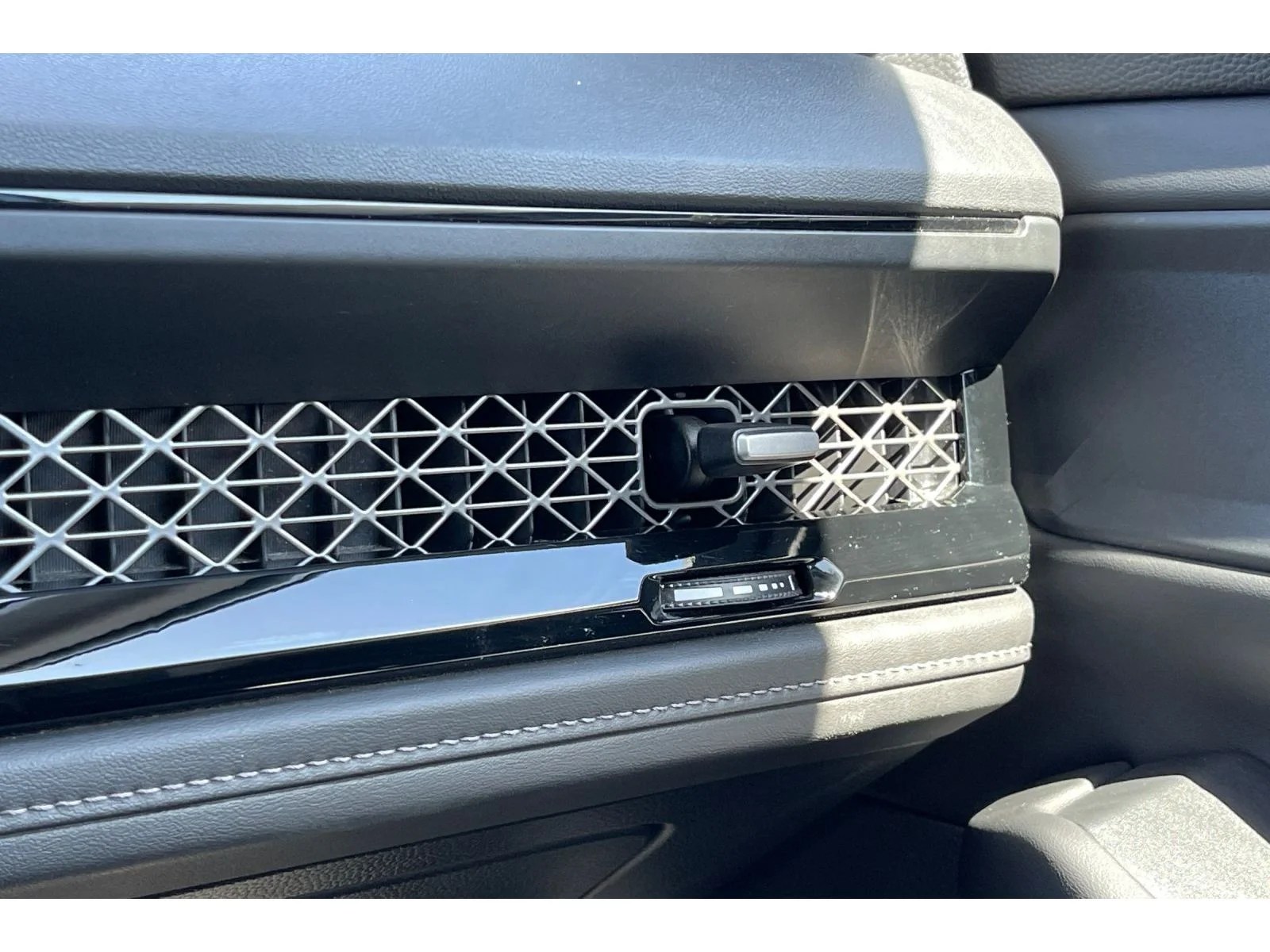 Used 2025 Solar Silver Metallic Honda EX-L image 29