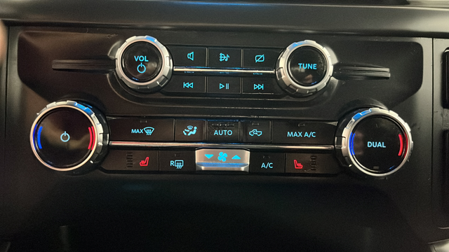 Used 2024 Agate Black Metallic Ford XLT image 19