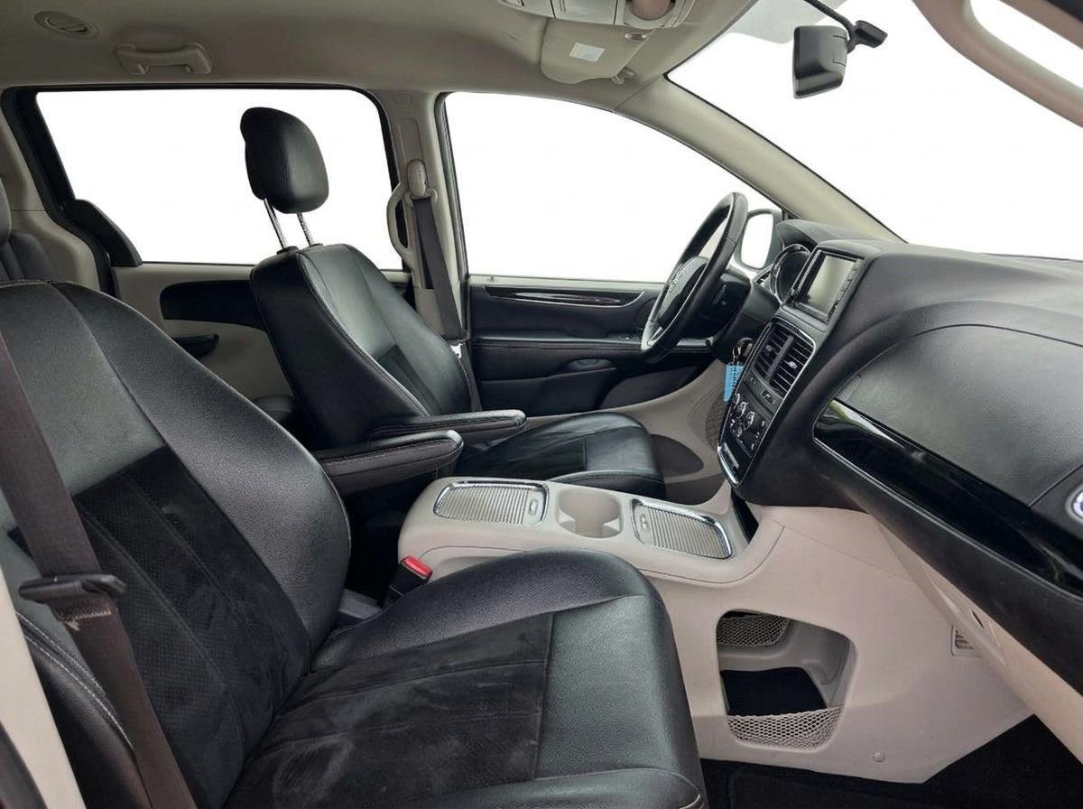 Used 2018 Black Onyx Crystal Pearlcoat Dodge SXT image 12