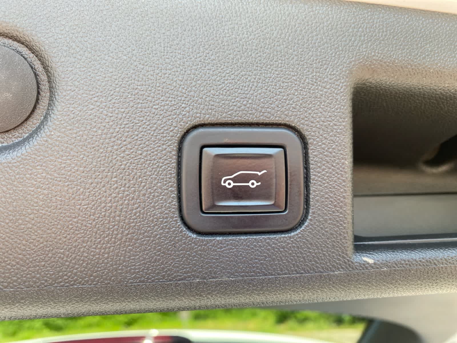 Used 2022 Iridescent Pearl Tricoat Chevrolet Premier image 25