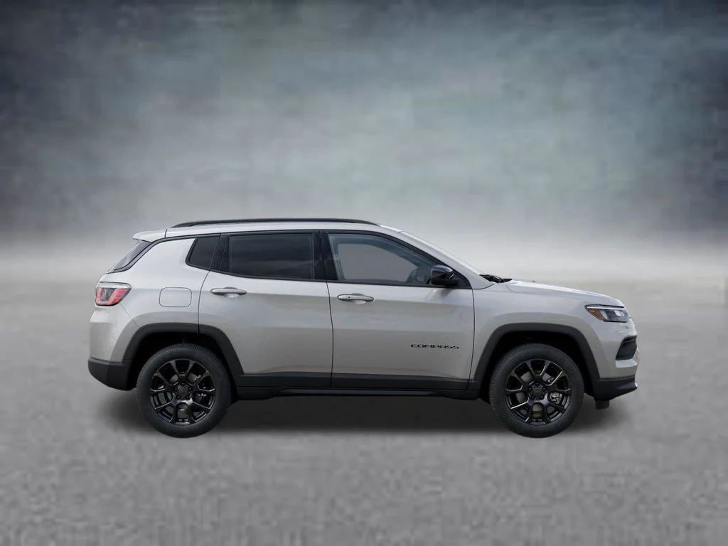 New 2026 Silver Zynith Metallic Clear-Coat Exterior Paint Jeep Latitude image 21