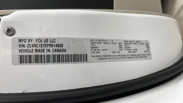 Used 2023 Bright White Clearcoat Chrysler Limited image 29