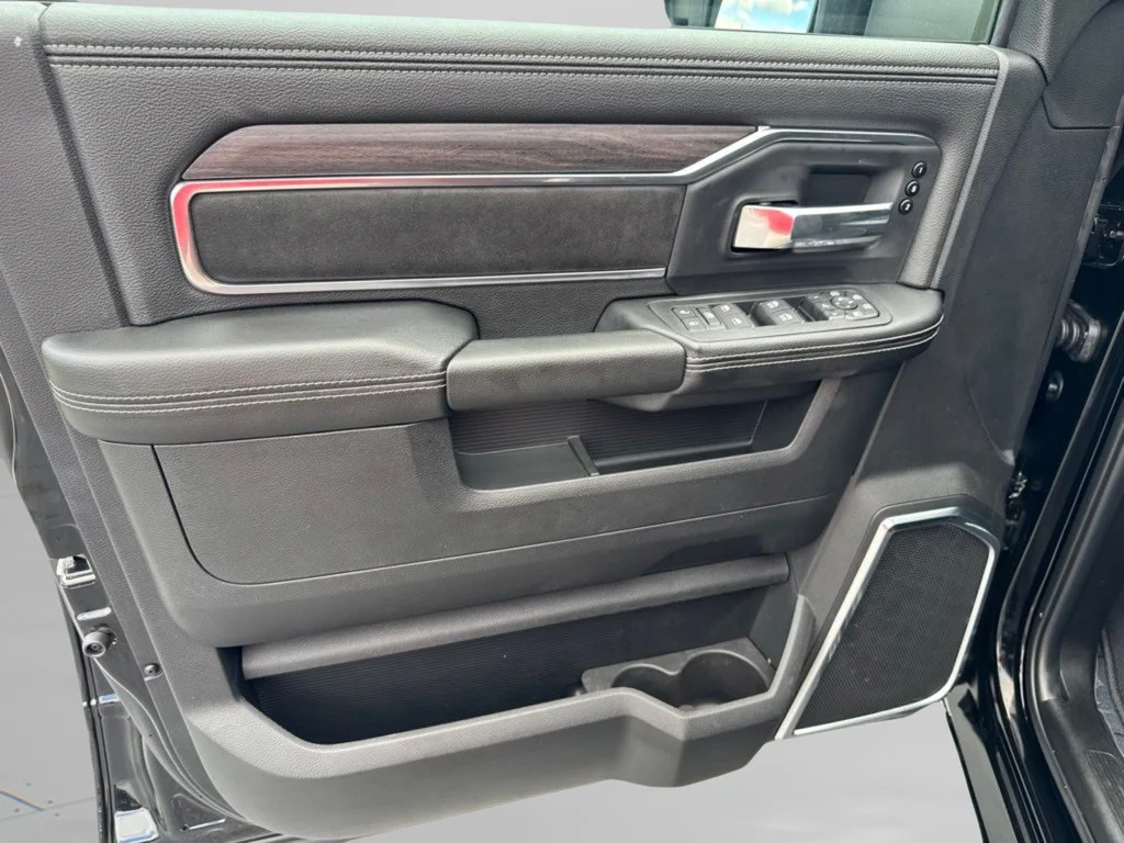 New 2026 Diamond Black Crystal Pearl-Coat Exterior Paint RAM Laramie image 23