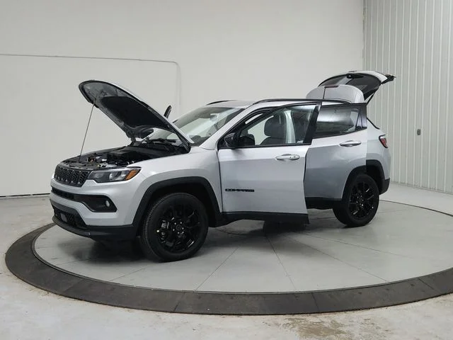 New 2026 Silver Zynith Metallic Clearcoat Jeep Latitude image 12