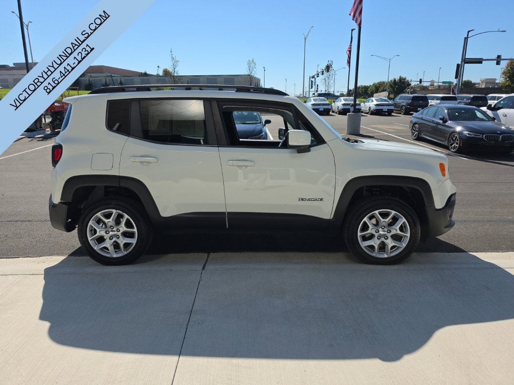 Used 2018 White Jeep Latitude image 3