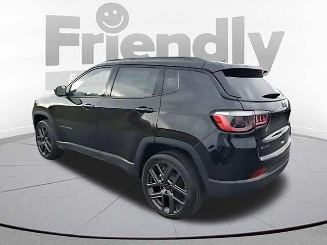 New 2026 Diamond Black Crystal Pearl-Coat Exterior Paint Jeep Limited image 3