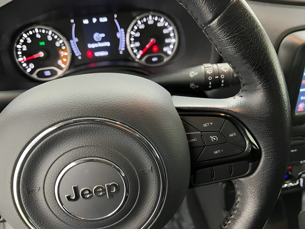 Used 2018 Hypergreen Clearcoat Jeep Latitude image 10