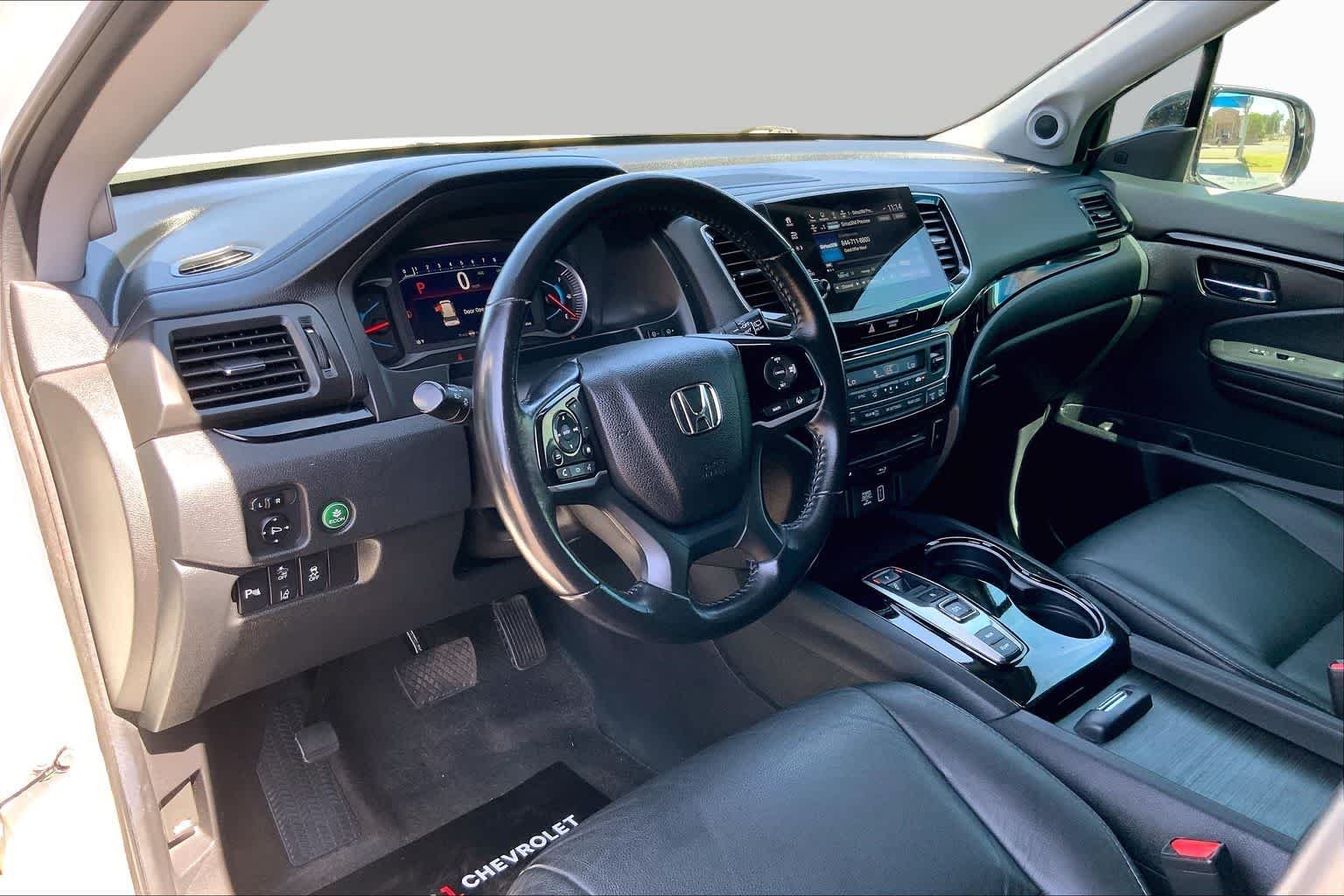 Used 2021 Platinum White Pearl Honda Touring 8-Passenger image 18