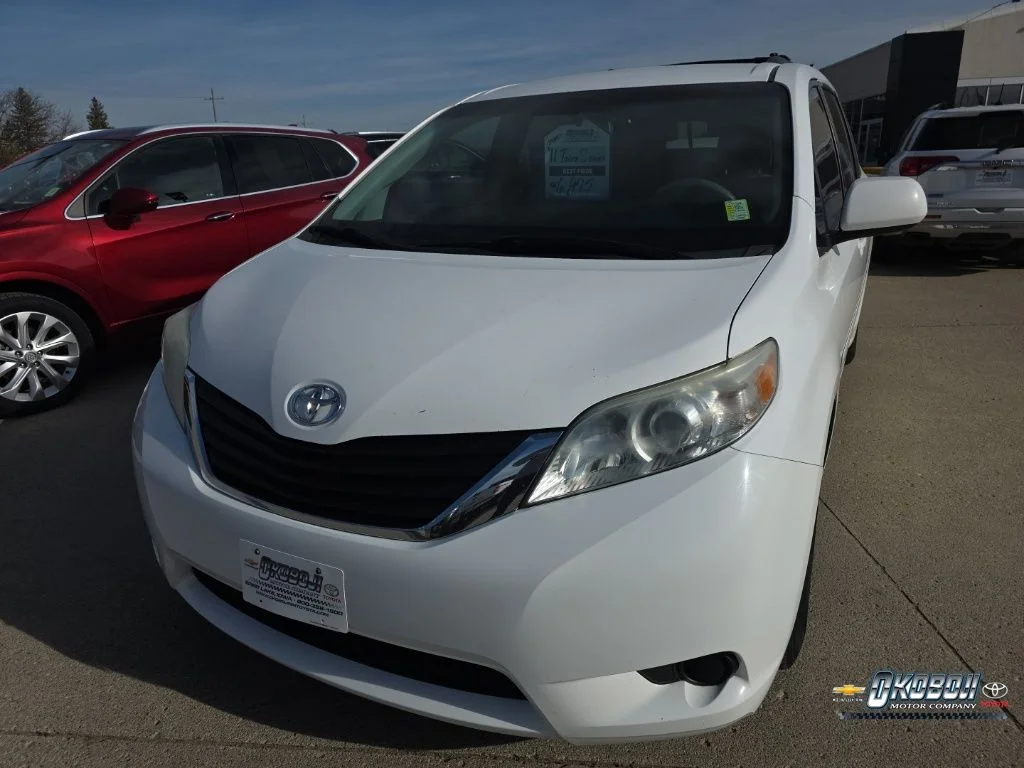 2011 Toyota Sienna LE V6 7-Passenger Access Seat's photo