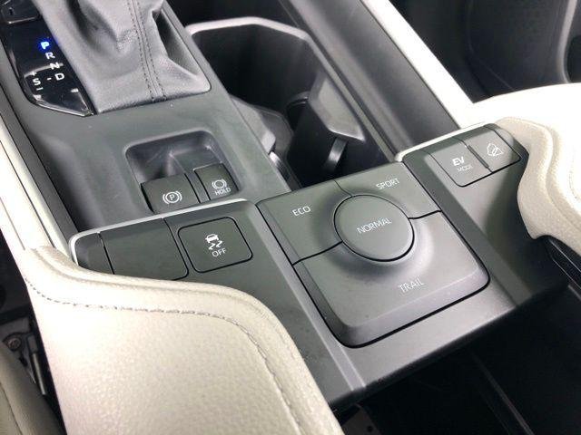 Certified Used 2024 WIND CHILL PEARL Toyota  image 33