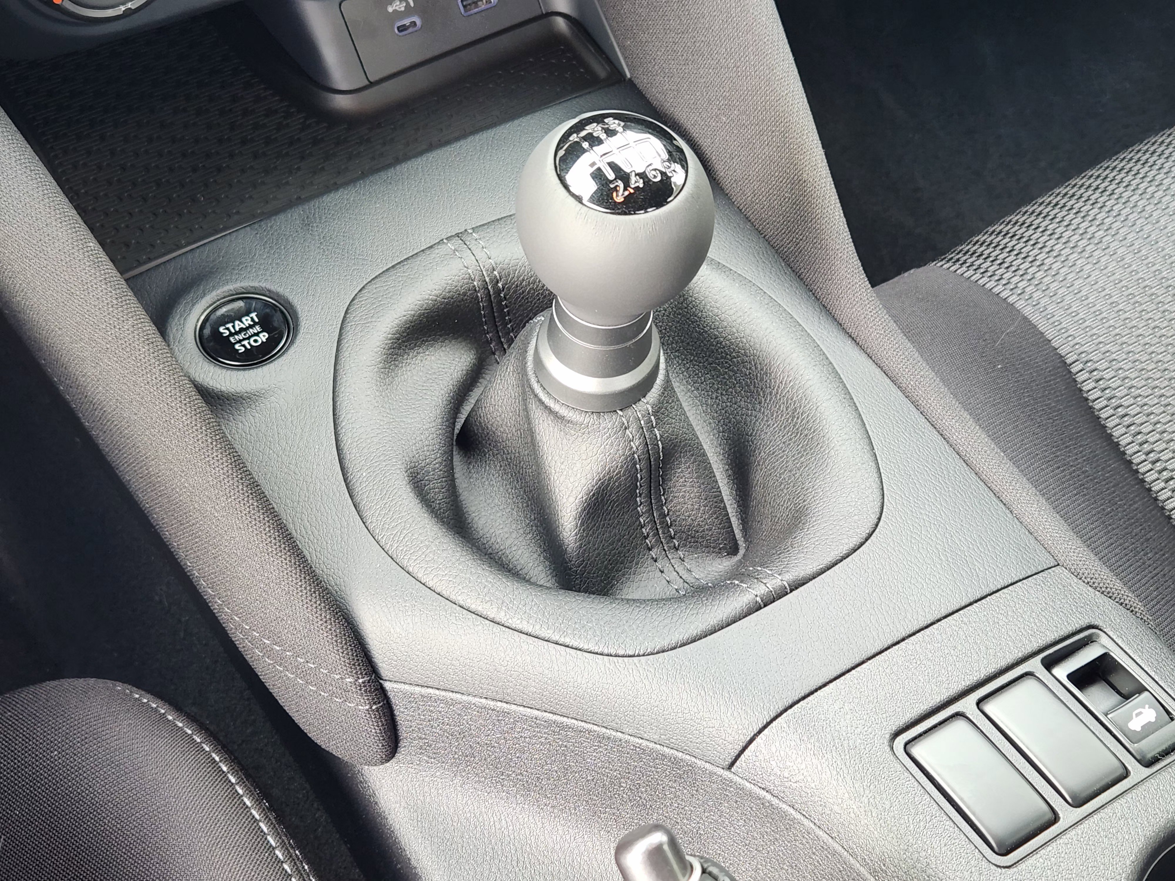 New 2026 Boulder Gray Pearl / Super Black Two-tone Nissan Sport image 17