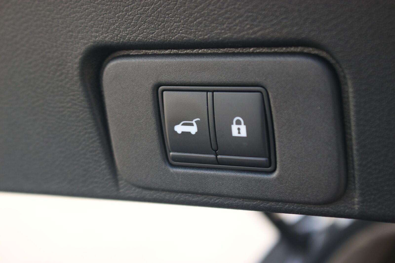 Used 2022 Gold Nissan Platinum image 12