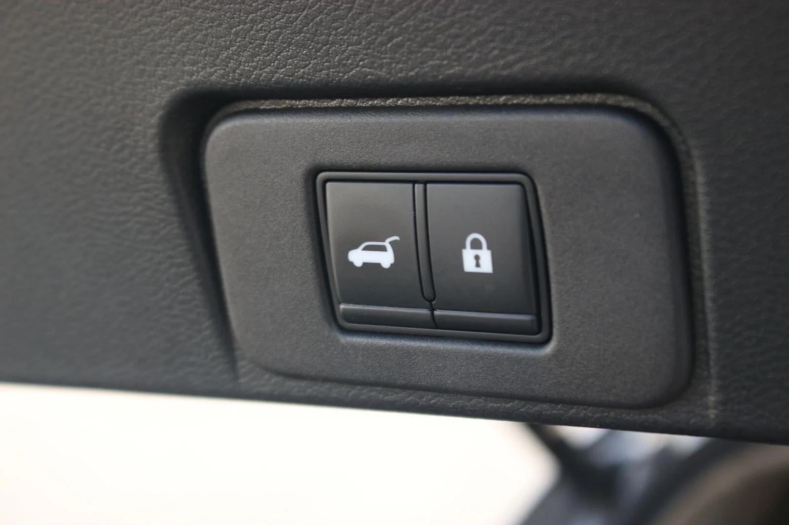 Used 2022 Gold Nissan Platinum image 12