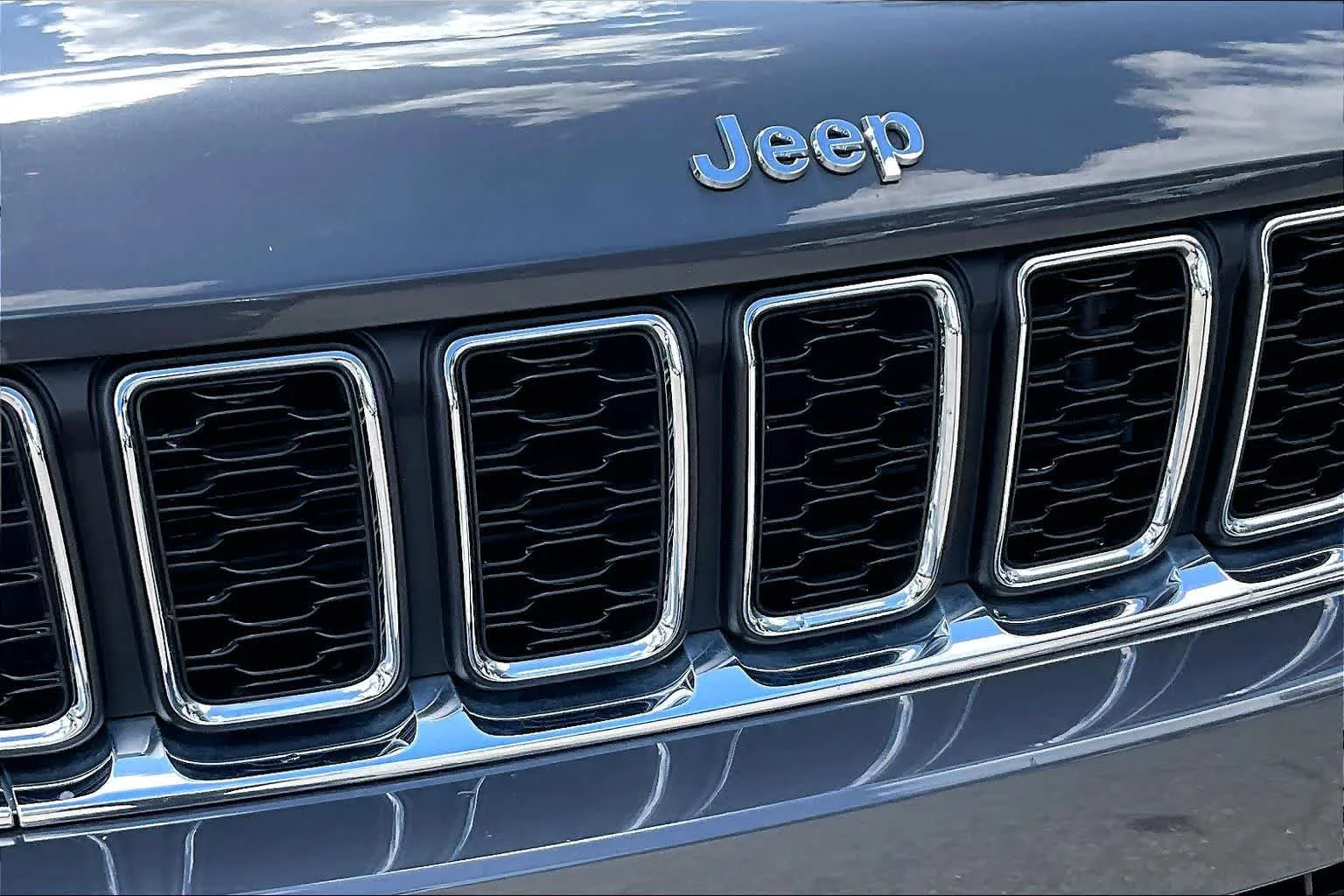 Used 2023 Baltic Gray Metallic Clearcoat Jeep Laredo image 58