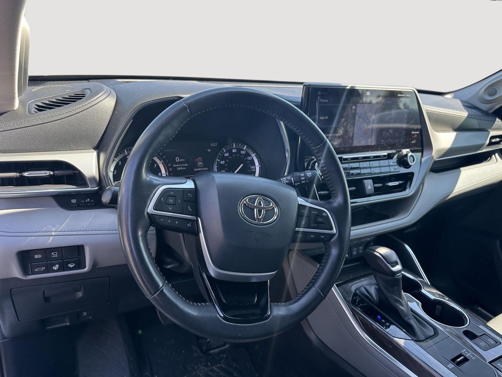 Used 2022 Wind Chill Pearl Toyota Platinum image 10
