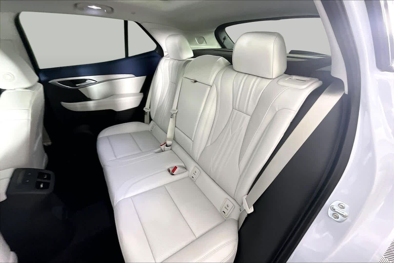 Used 2025 Iridescent White Tricoat Buick Avenir image 19