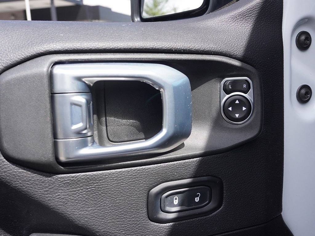 Used 2023 White Jeep Overland image 31