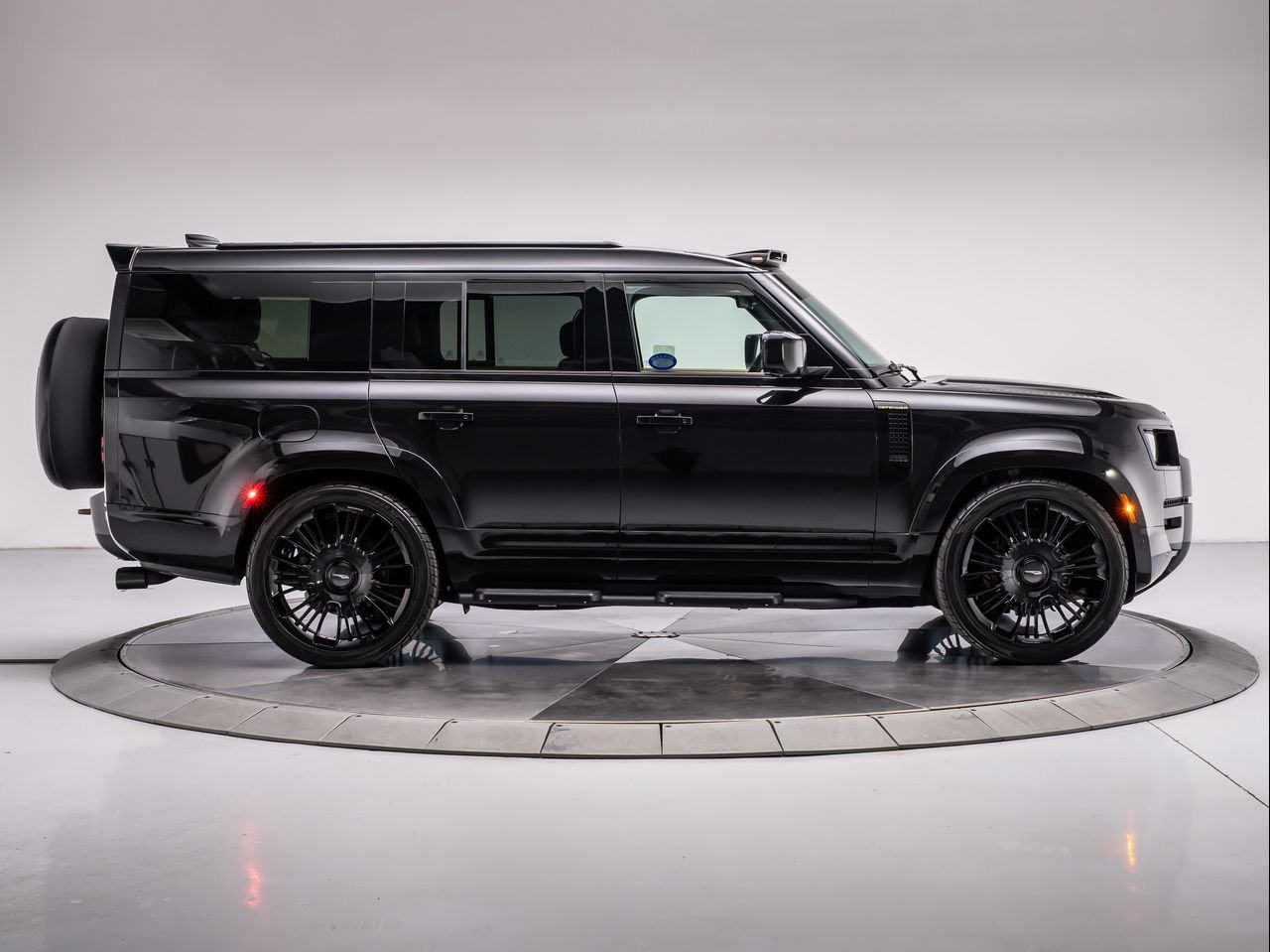 New 2026 Santorini Black Land Rover P500 V8 image 6