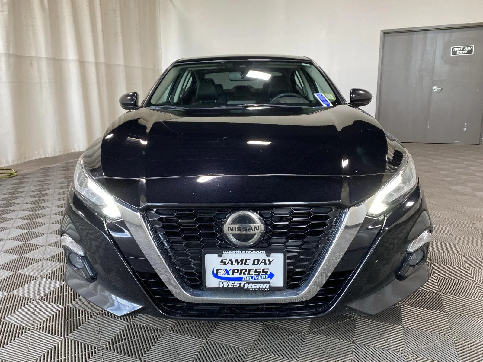Used 2019 Super Black Nissan 2.5 SL image 2
